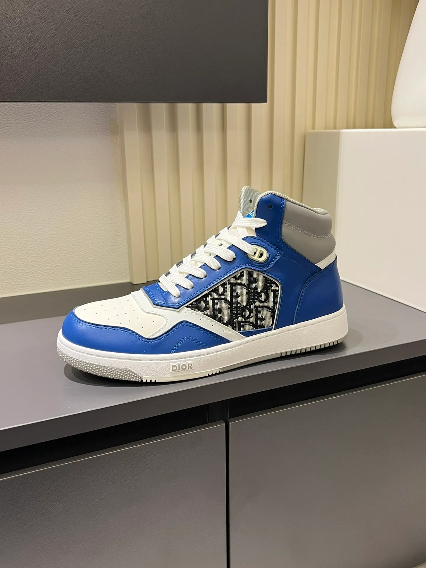 Men's shoes 💰p460 "Dio*" mid-top B27 casual sneakers. This B27 high-top sneaker is a new product in the series and continues Di*r's classic style. Crafted from gray and white smooth calf leather with beige and black Oblique print panels on the sides. The "CD Icon" shaped shoelace eyelets are clever and delicate, and the two-color rubber sole, rear collar and heel are all equipped with the brand's iconic details to enhance the style. Oblique printed straps at the ankle allow for an adjustable fit to complement the overall design. Fashionable and versatile, it can complement any look. Create an exquisite design with unique dynamic vitality and modern atmosphere, presented in low-top and high-top styles. This new must-have shoe adds a new dimension to Dior's archive heritage, embodying modern elegance. Purchase the original version and make it 1:1. If you need top quality, please come to me! Male 38-44!